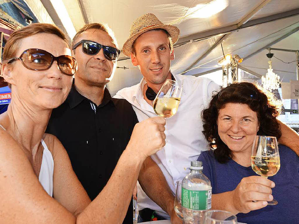 Viele Menschen, viele Weine und viel gute Stimmung: Das Freiburger Weinfest zog am Samstagabend 26.000 Menschen an.