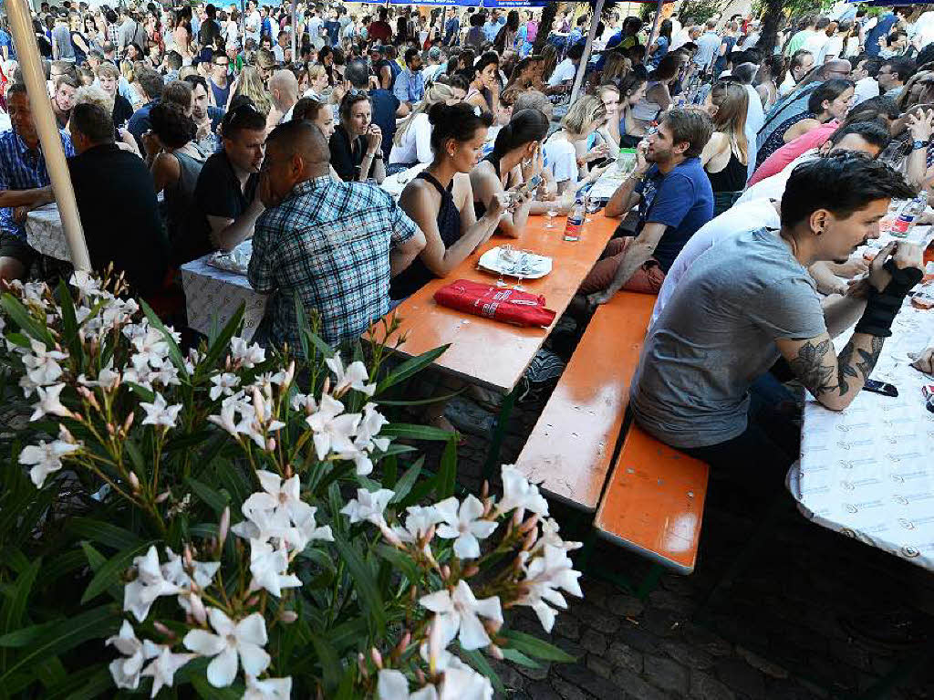 Viele Menschen, viele Weine und viel gute Stimmung: Das Freiburger Weinfest zog am Samstagabend 26.000 Menschen an.