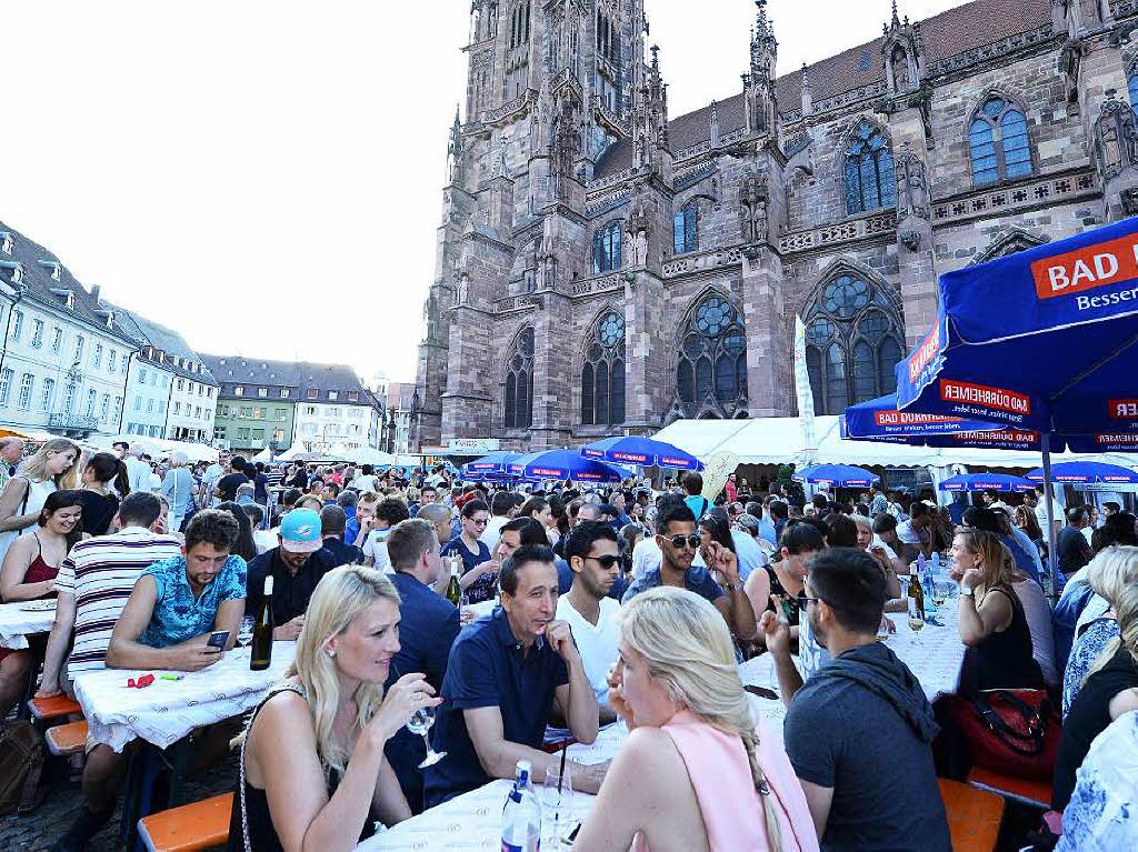 Viele Menschen, viele Weine und viel gute Stimmung: Das Freiburger Weinfest zog am Samstagabend 26.000 Menschen an.