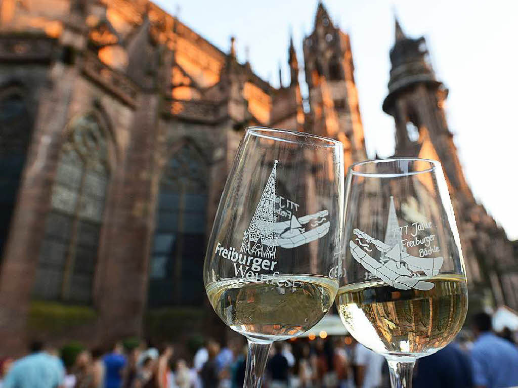 Viele Menschen, viele Weine und viel gute Stimmung: Das Freiburger Weinfest zog am Samstagabend 26.000 Menschen an.