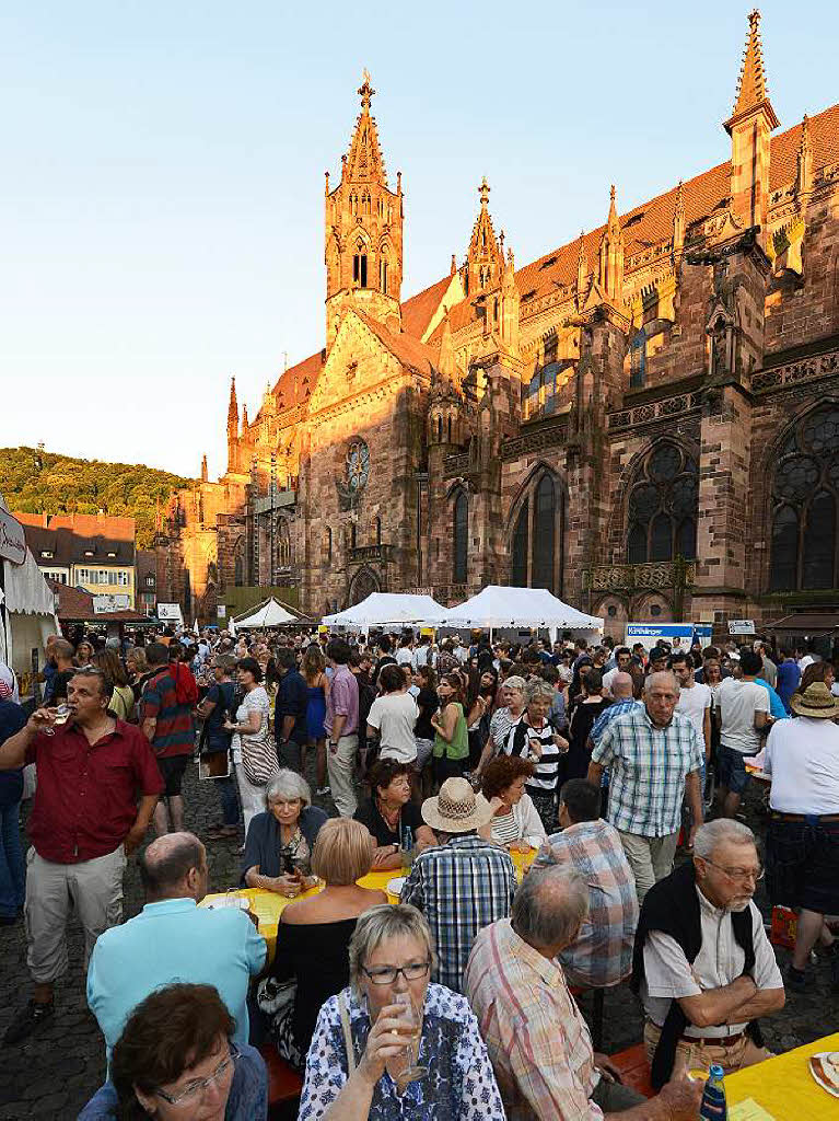 Viele Menschen, viele Weine und viel gute Stimmung: Das Freiburger Weinfest zog am Samstagabend 26.000 Menschen an.