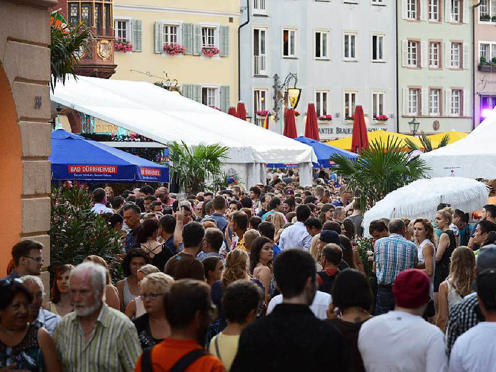 Viele Menschen, viele Weine und viel gute Stimmung: Das Freiburger Weinfest zog am Samstagabend 26.000 Menschen an.