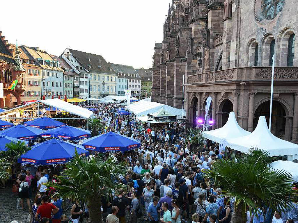 Viele Menschen, viele Weine und viel gute Stimmung: Das Freiburger Weinfest zog am Samstagabend 26.000 Menschen an.