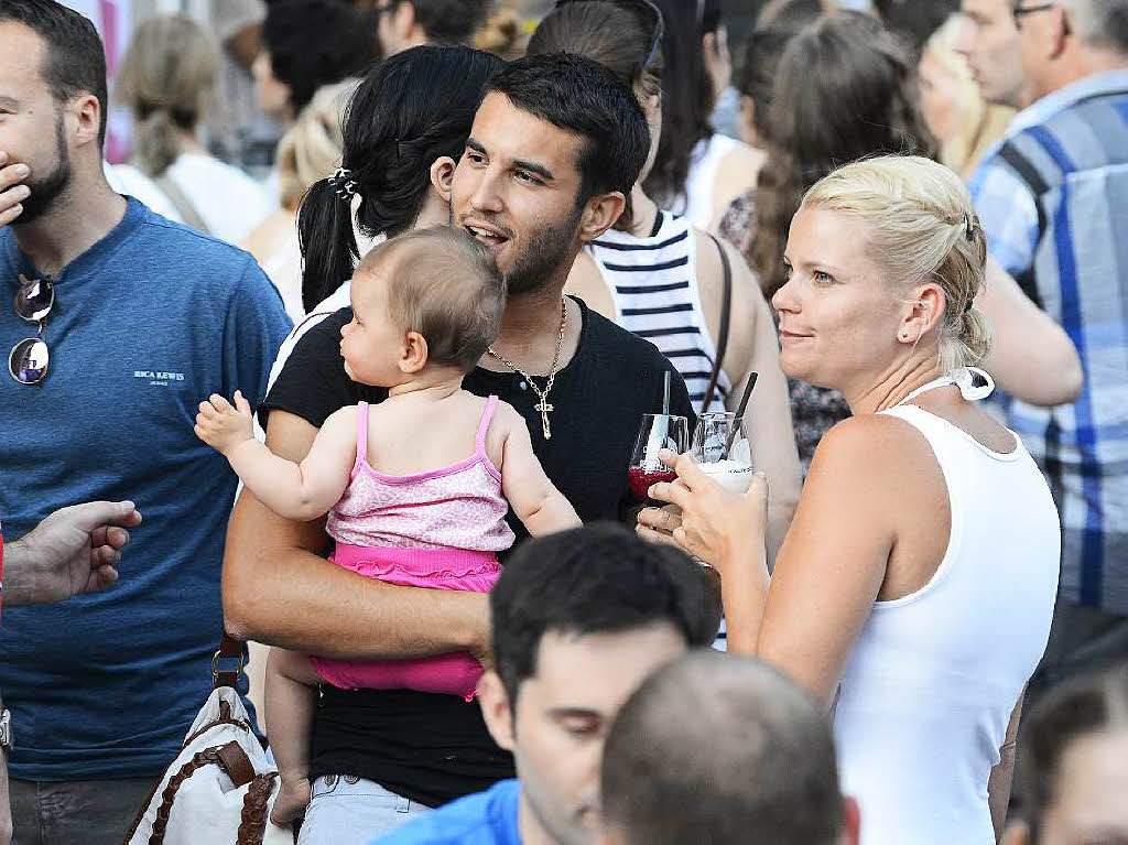 Viele Menschen, viele Weine und viel gute Stimmung: Das Freiburger Weinfest zog am Samstagabend 26.000 Menschen an.