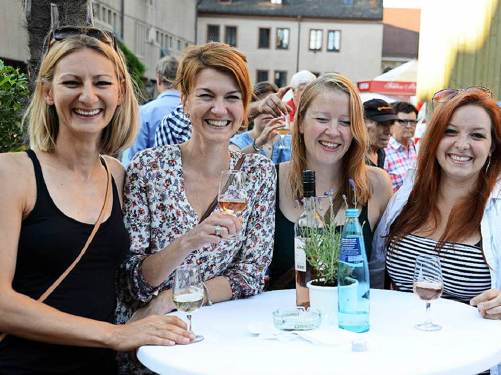 Viele Menschen, viele Weine und viel gute Stimmung: Das Freiburger Weinfest zog am Samstagabend 26.000 Menschen an.