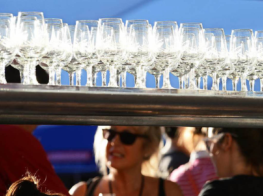 Viele Menschen, viele Weine und viel gute Stimmung: Das Freiburger Weinfest zog am Samstagabend 26.000 Menschen an.