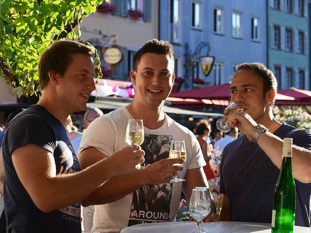 Viele Menschen, viele Weine und viel gute Stimmung: Das Freiburger Weinfest zog am Samstagabend 26.000 Menschen an.