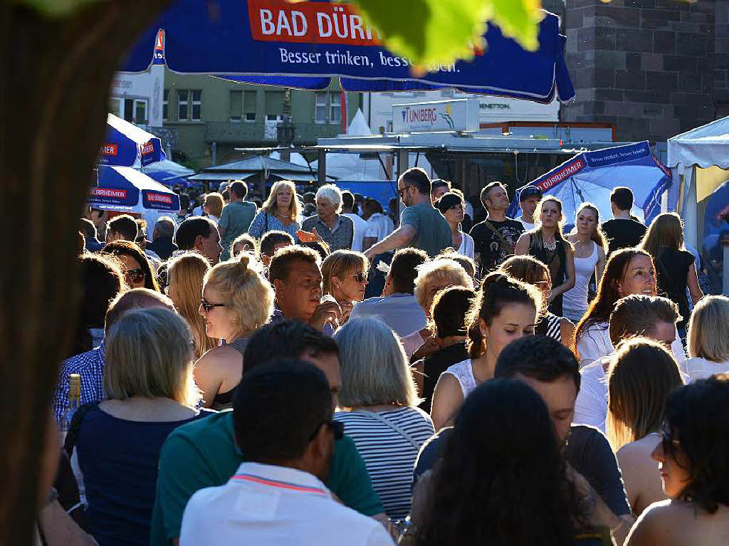 Viele Menschen, viele Weine und viel gute Stimmung: Das Freiburger Weinfest zog am Samstagabend 26.000 Menschen an.