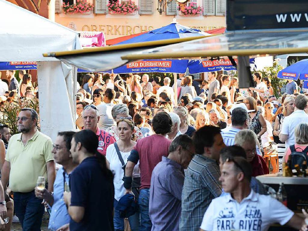 Viele Menschen, viele Weine und viel gute Stimmung: Das Freiburger Weinfest zog am Samstagabend 26.000 Menschen an.