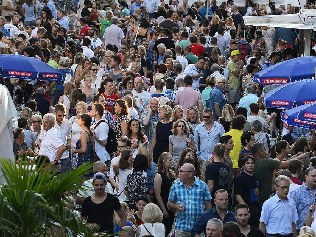 Viele Menschen, viele Weine und viel gute Stimmung: Das Freiburger Weinfest zog am Samstagabend 26.000 Menschen an.