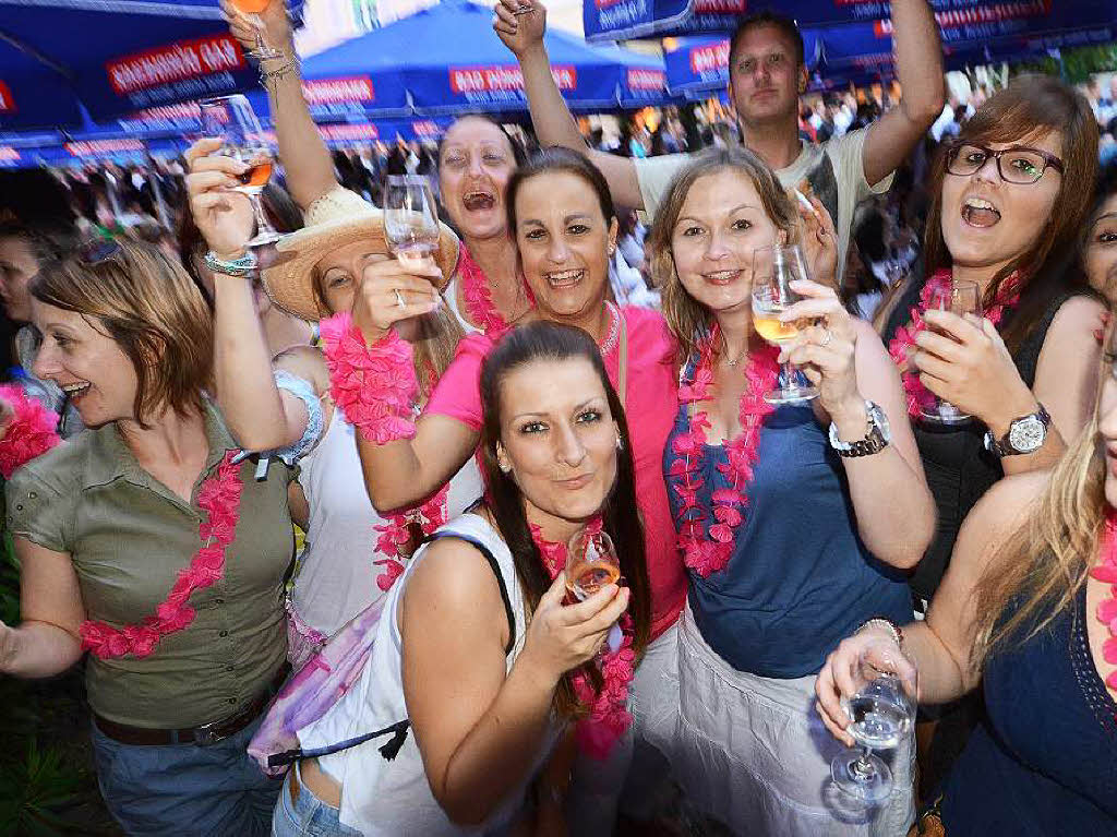 Viele Menschen, viele Weine und viel gute Stimmung: Das Freiburger Weinfest zog am Samstagabend 26.000 Menschen an.