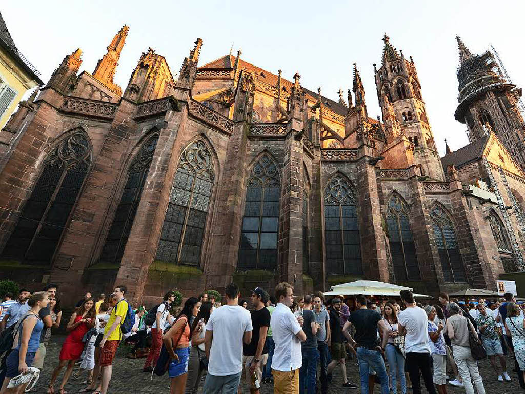 Viele Menschen, viele Weine und viel gute Stimmung: Das Freiburger Weinfest zog am Samstagabend 26.000 Menschen an.