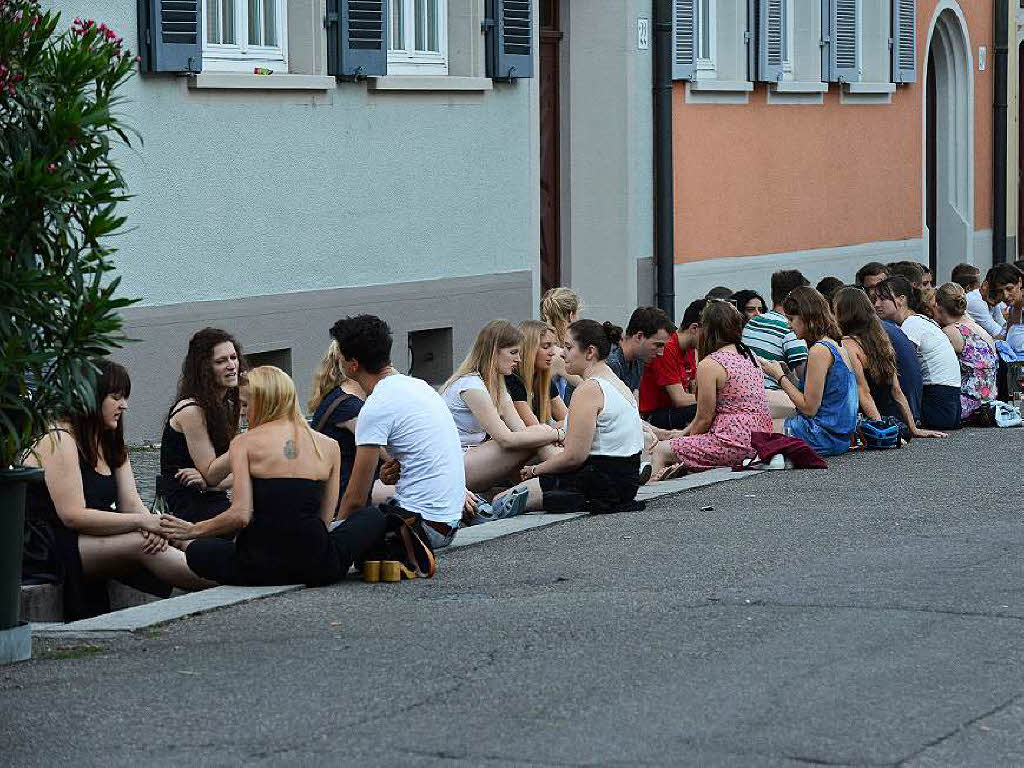 Viele Menschen, viele Weine und viel gute Stimmung: Das Freiburger Weinfest zog am Samstagabend 26.000 Menschen an.