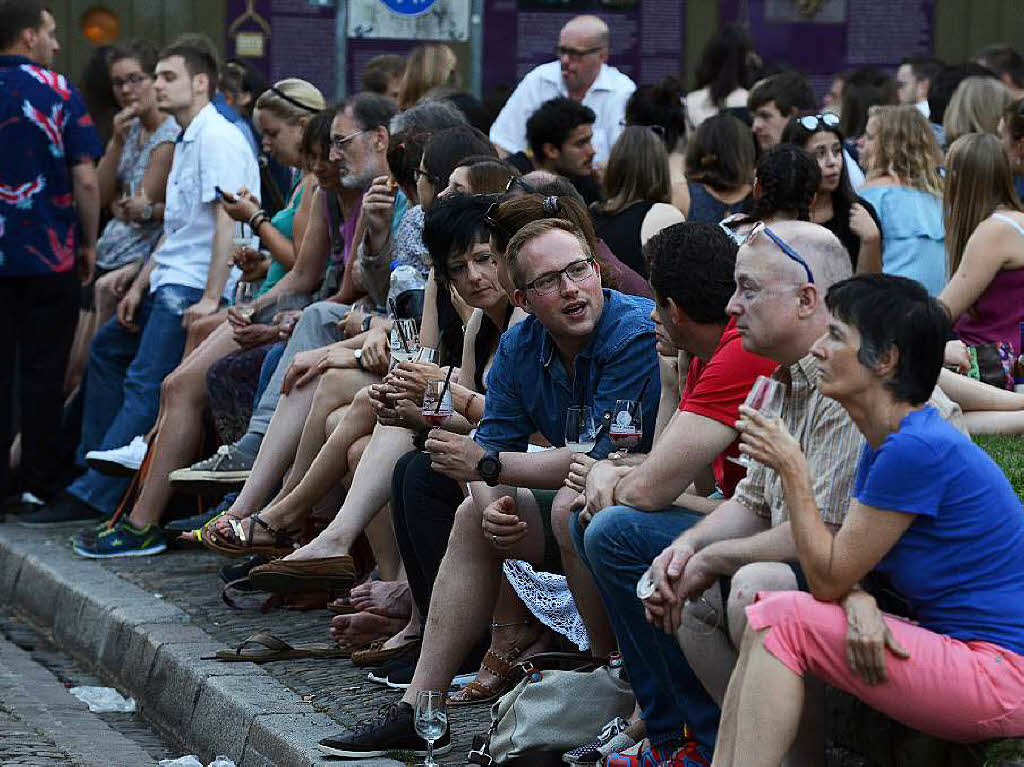 Viele Menschen, viele Weine und viel gute Stimmung: Das Freiburger Weinfest zog am Samstagabend 26.000 Menschen an.