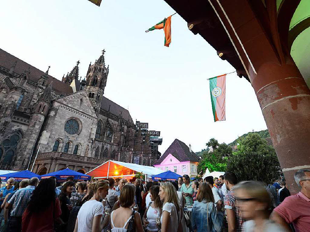 Viele Menschen, viele Weine und viel gute Stimmung: Das Freiburger Weinfest zog am Samstagabend 26.000 Menschen an.