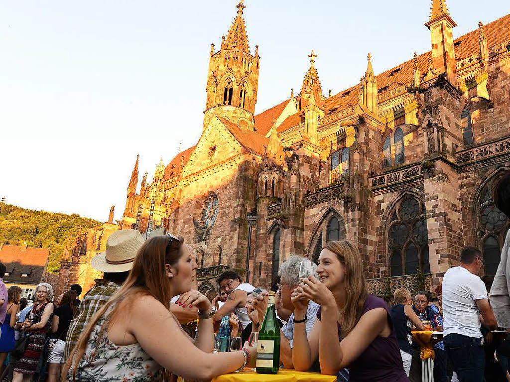 Viele Menschen, viele Weine und viel gute Stimmung: Das Freiburger Weinfest zog am Samstagabend 26.000 Menschen an.