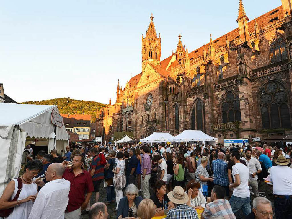 Viele Menschen, viele Weine und viel gute Stimmung: Das Freiburger Weinfest zog am Samstagabend 26.000 Menschen an.