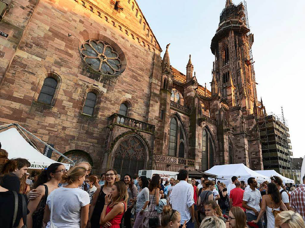 Viele Menschen, viele Weine und viel gute Stimmung: Das Freiburger Weinfest zog am Samstagabend 26.000 Menschen an.