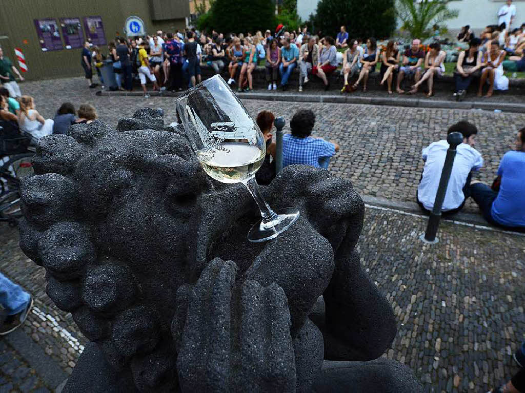 Viele Menschen, viele Weine und viel gute Stimmung: Das Freiburger Weinfest zog am Samstagabend 26.000 Menschen an.