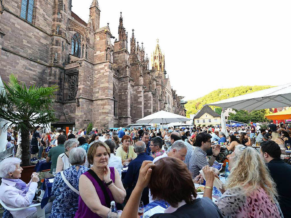 Viele Menschen, viele Weine und viel gute Stimmung: Das Freiburger Weinfest zog am Samstagabend 26.000 Menschen an.