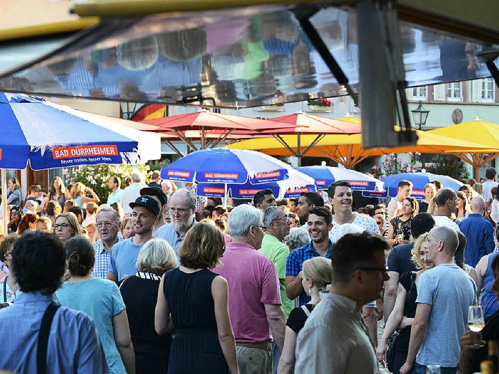 Viele Menschen, viele Weine und viel gute Stimmung: Das Freiburger Weinfest zog am Samstagabend 26.000 Menschen an.