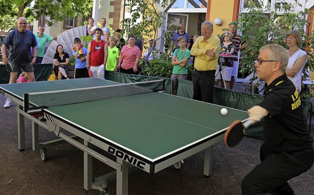 Tischtennis-Schaukampf mit Walter Caro...iner Schmidt  im Hof der Winterschule.  | Foto: Decoux-Kone