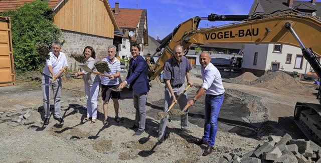 Es kann losgehen: Architekt Georg Heer...derte greifen symbolisch zum Spaten.   | Foto: Sandra Decoux-Kone