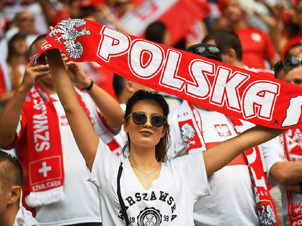 Nicht nur Mnner fiebern mit, auch jede Menge weibliche Fans waren in den Stadien der EM 2016 in Frankreich mit dabei. Die schnsten Fangirls in unserer Fotogalerie.