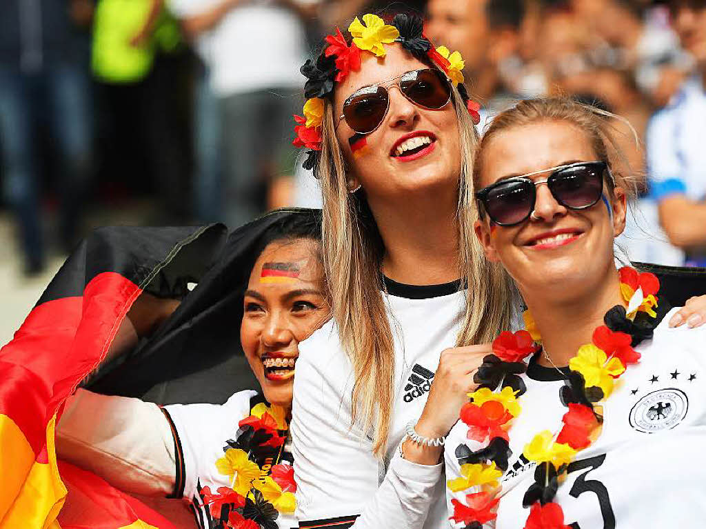 Nicht nur Mnner fiebern mit, auch jede Menge weibliche Fans waren in den Stadien der EM 2016 in Frankreich mit dabei. Die schnsten Fangirls in unserer Fotogalerie.