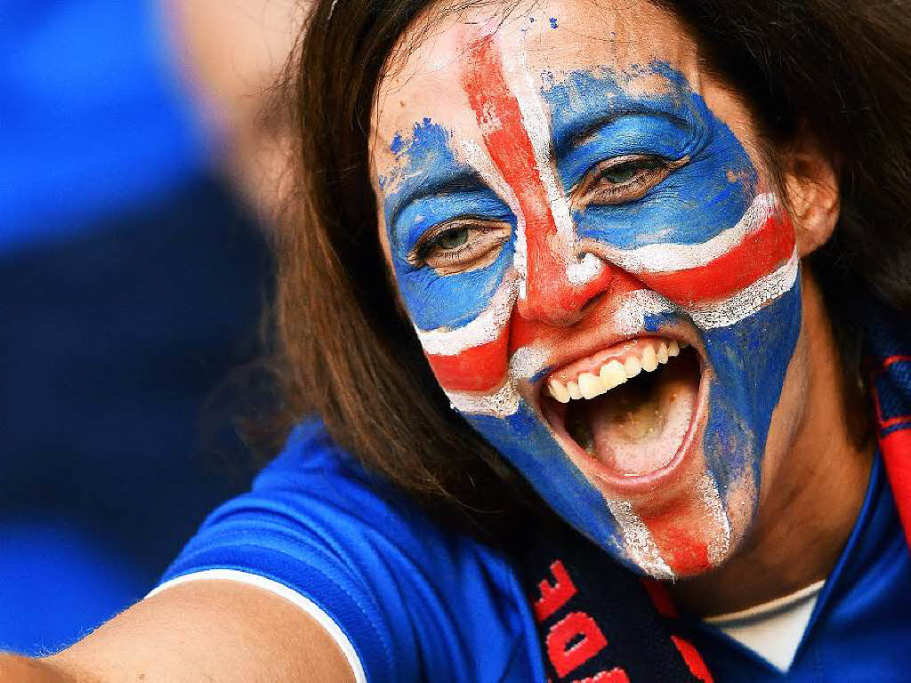 Nicht nur Mnner fiebern mit, auch jede Menge weibliche Fans waren in den Stadien der EM 2016 in Frankreich mit dabei. Die schnsten Fangirls in unserer Fotogalerie.