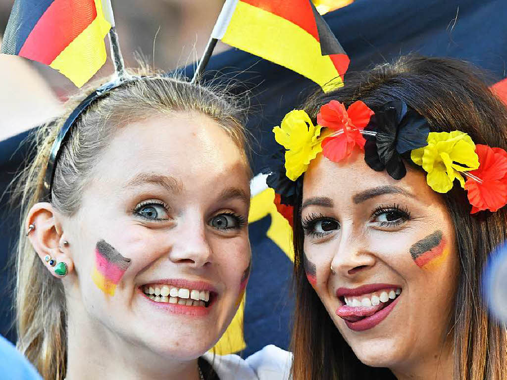 Nicht nur Mnner fiebern mit, auch jede Menge weibliche Fans waren in den Stadien der EM 2016 in Frankreich mit dabei. Die schnsten Fangirls in unserer Fotogalerie.