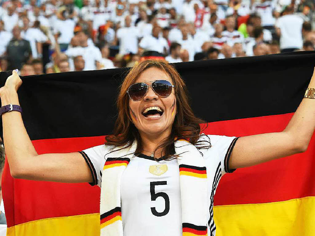 Nicht nur Mnner fiebern mit, auch jede Menge weibliche Fans waren in den Stadien der EM 2016 in Frankreich mit dabei. Die schnsten Fangirls in unserer Fotogalerie.