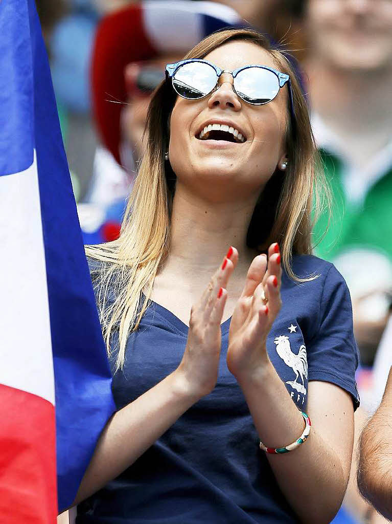 Nicht nur Mnner fiebern mit, auch jede Menge weibliche Fans waren in den Stadien der EM 2016 in Frankreich mit dabei. Die schnsten Fangirls in unserer Fotogalerie.
