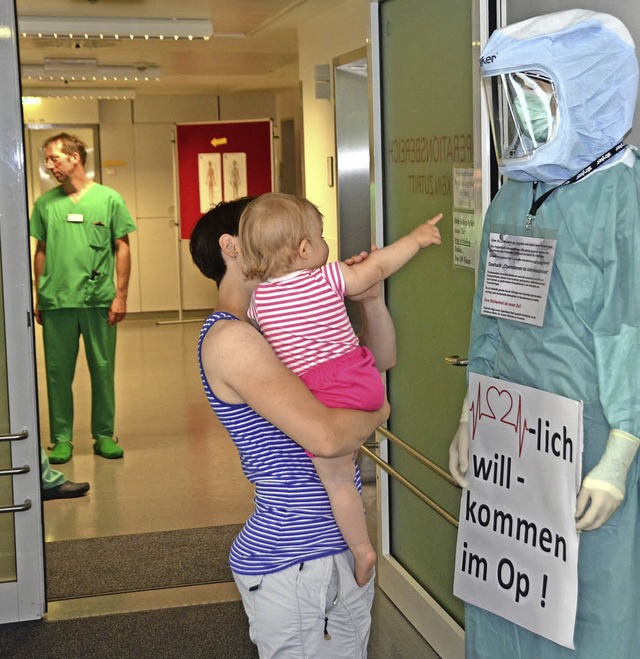 Herzlich willkommen: Na,  das hier ist...er geht es also in den Operationssaal.  | Foto: Sylvia Sredniawa