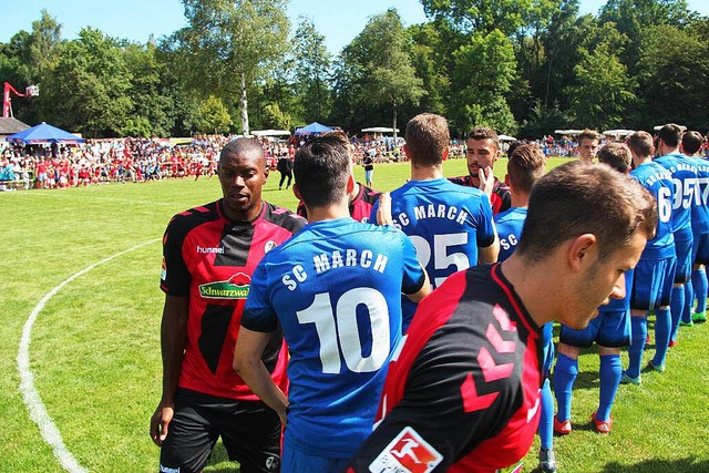 Vor dem Anpfiff: Marcher und Freiburger Fuballer klatschen sich ab.  | Foto: Horst David