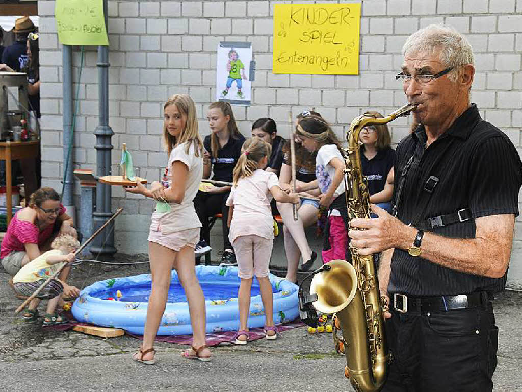 Peter Wolfer spielte sein Saxophon mit viel Gefhl whrend im Hintergrund Kinder die Spielstation „Entenangeln“ umzingelten.