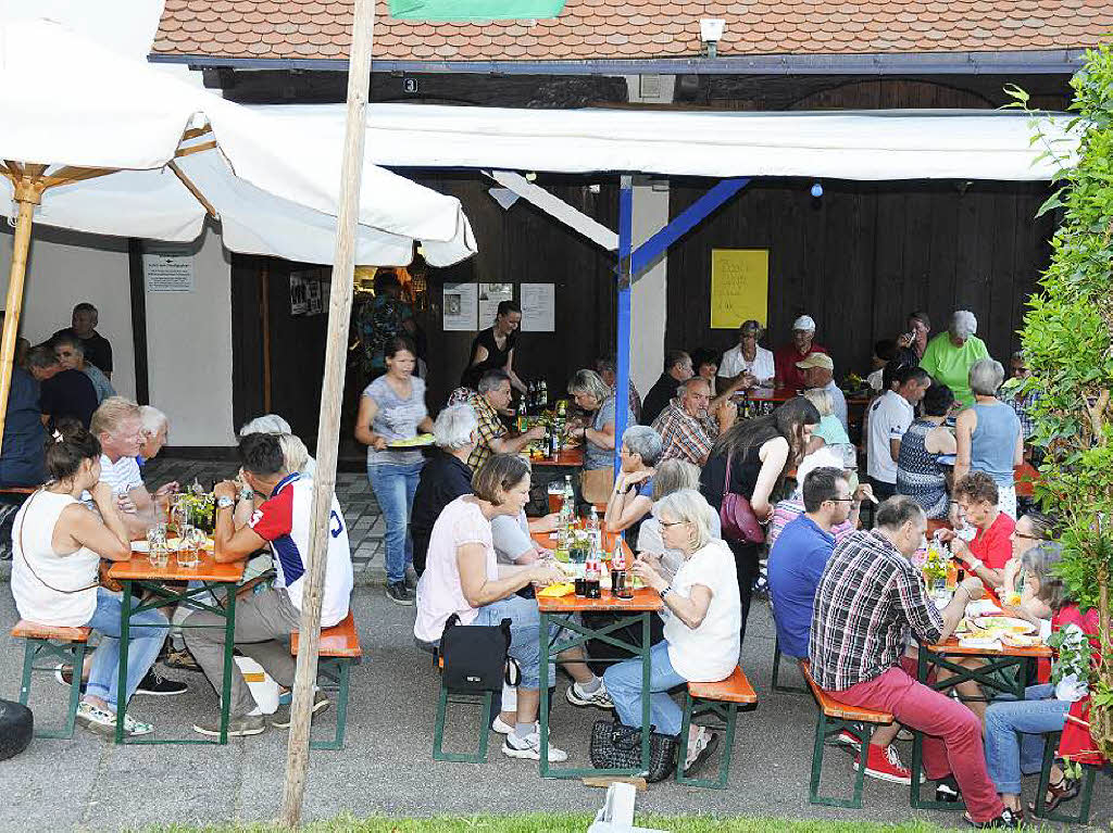 Vor und in der Schr des Schwarwaldvereins war reichlich Platz fr eine leckere Pause mit einer Mahlzeit der legendren „Schrbalken“.