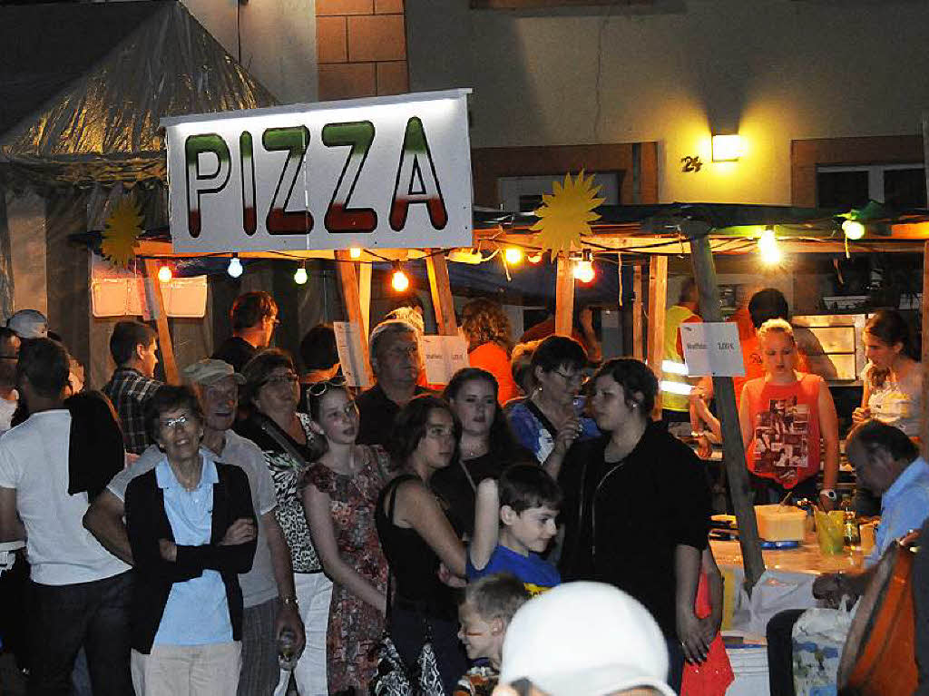 Am Pizza-Stand des Bettmaringer Chors „SunriSing“ war die nchtliche Illumination mit am schnsten.