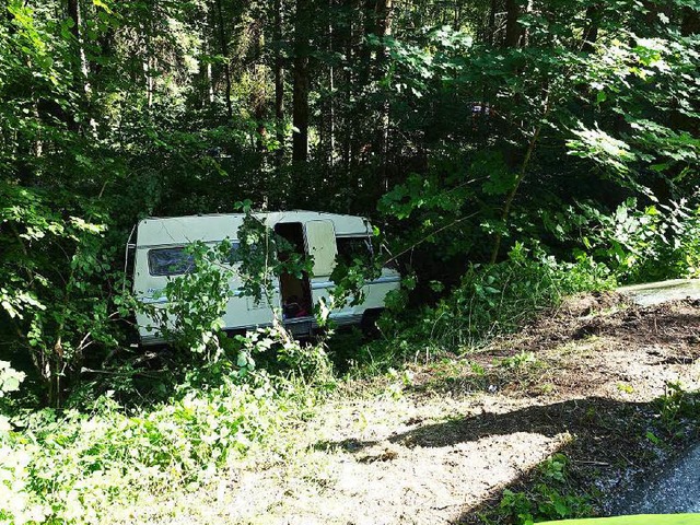 Mitten im Wald landete dieses Wohnmobil zwischen Bonndorf und Lffingen.  | Foto: Feuerwehr Bonndorf