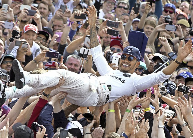 Nach der Rundenhatz ein Bad in der Menge: Lewis Hamilton   | Foto: dpa