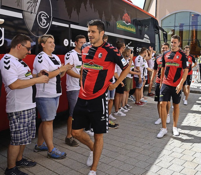 Fans im wei-schwarzen Auswrtstrikot ...als Torschtze prsentierte (rechts).   | Foto: Keller/Schn