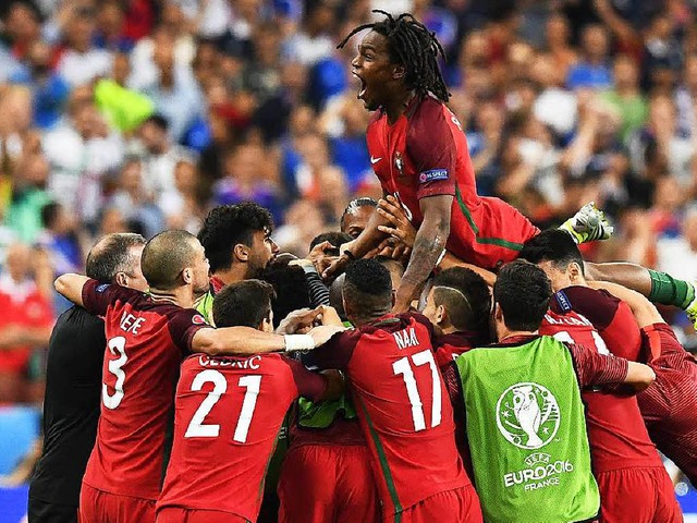 Portugals Mittelfeldspieler Renato San...Triumph gegen Frankreich im EM-Finale.  | Foto: AFP