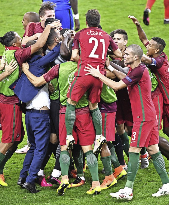 berglcklich: Die Portugiesen feiern ihren ersten internationalen Titel.   | Foto: dpa