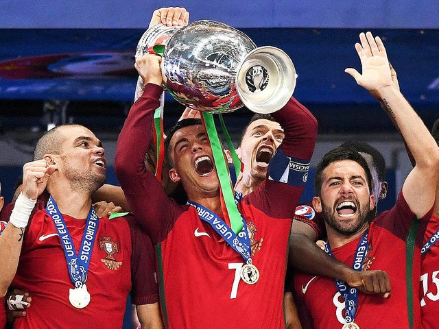 Ronaldo und seine portugiesischen Teamkollegen feiern den EM-Titel.  | Foto: dpa