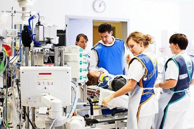 Mediziner im Notfallzentrum der Uniklinik Freiburg arbeiten unter Druck