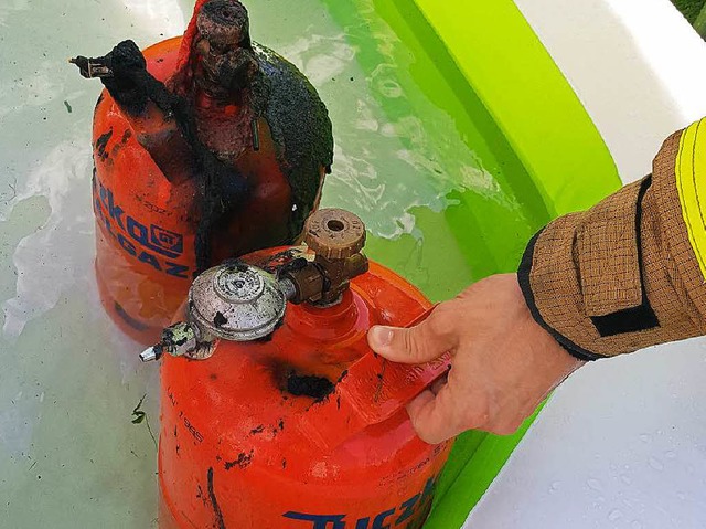 Die Feuerwehr khlte die heien Gasflaschen im Pool ab.  | Foto: Feuerwehr