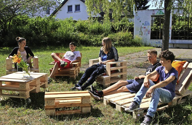 Coole Mbel Marke Eigenbau: Neuntklss... in ihrer Sitzgruppe aus Europaletten.  | Foto: Claudia Harter