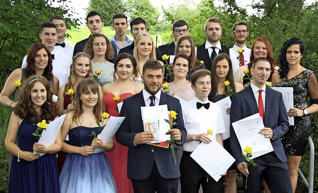 Die 23 Abiturienten und Abiturientinne... der Beruflichen Schule im Mauerfeld.   | Foto: Schule