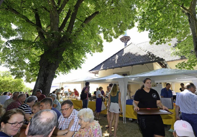 Auch am glhend heien Sonntag konnte ... Kapelle im Schatten gefeiert werden.   | Foto: Rita Eggstein