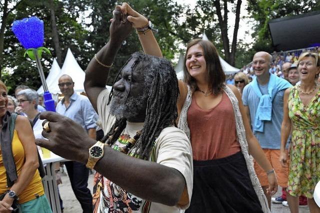 Im idyllischen Rosenfelspark wird der Festivalabend zum Gesamtkunstwerk